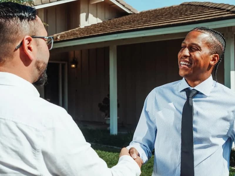 Couple analysant un bien immobilier avant achat